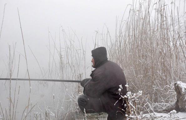 冬季钓鱼可别到了就着急下竿，学会这套法则